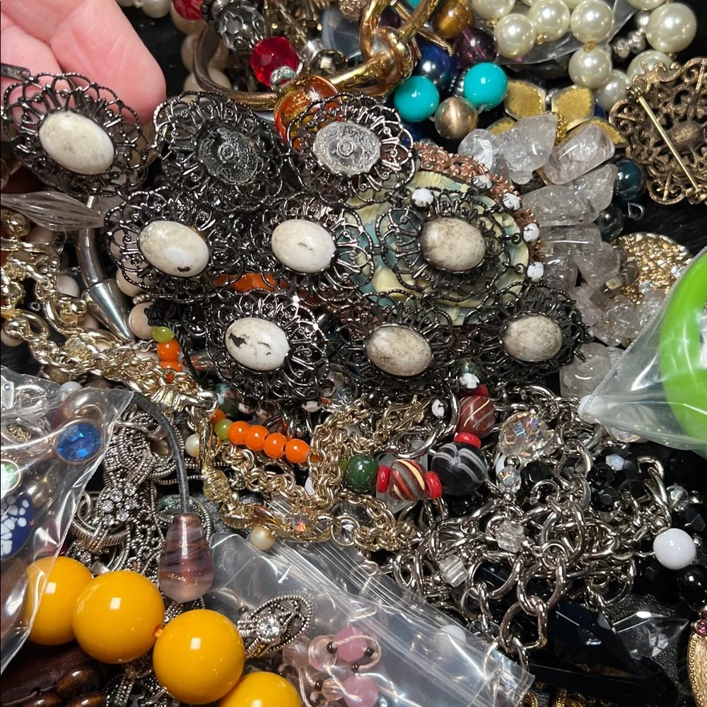 Gallon Bag Lot of Craft Jewelry Some Wearable - Picture 13 of 17